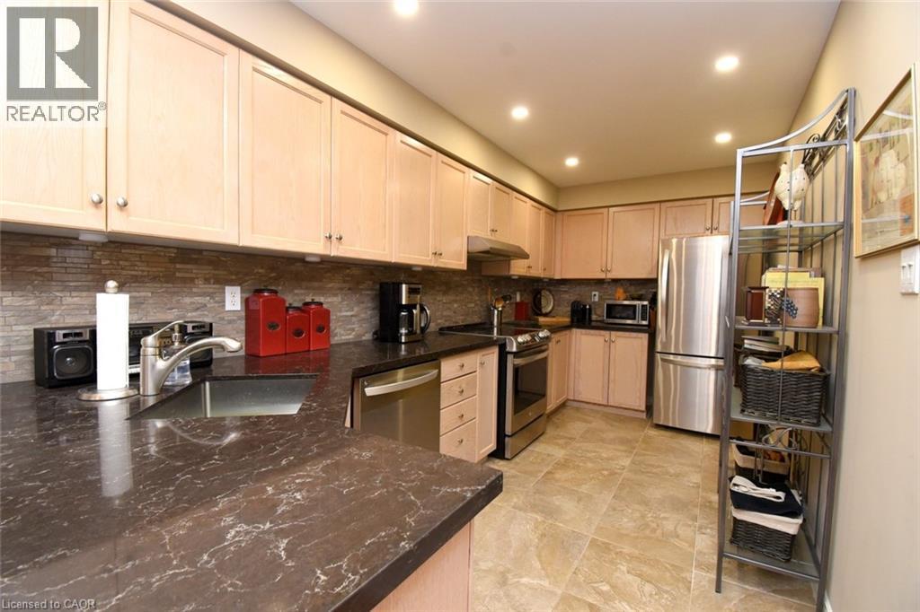 320 Hamilton Drive Unit# 4, Ancaster, ON - Indoor Photo Showing Kitchen
