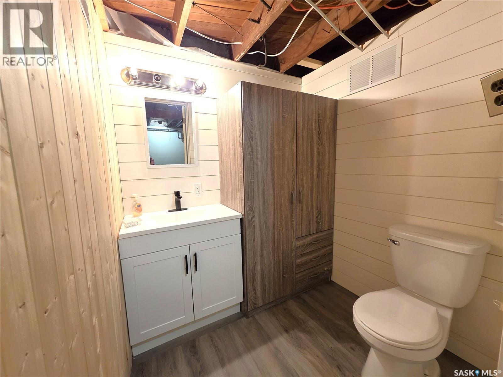 829 I Avenue N, Saskatoon, SK - Indoor Photo Showing Bathroom