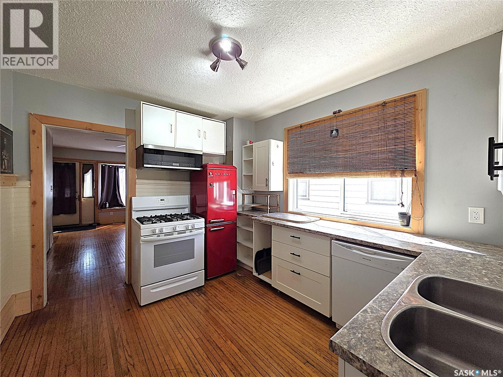 829 I Avenue N, Saskatoon, SK - Indoor Photo Showing Kitchen