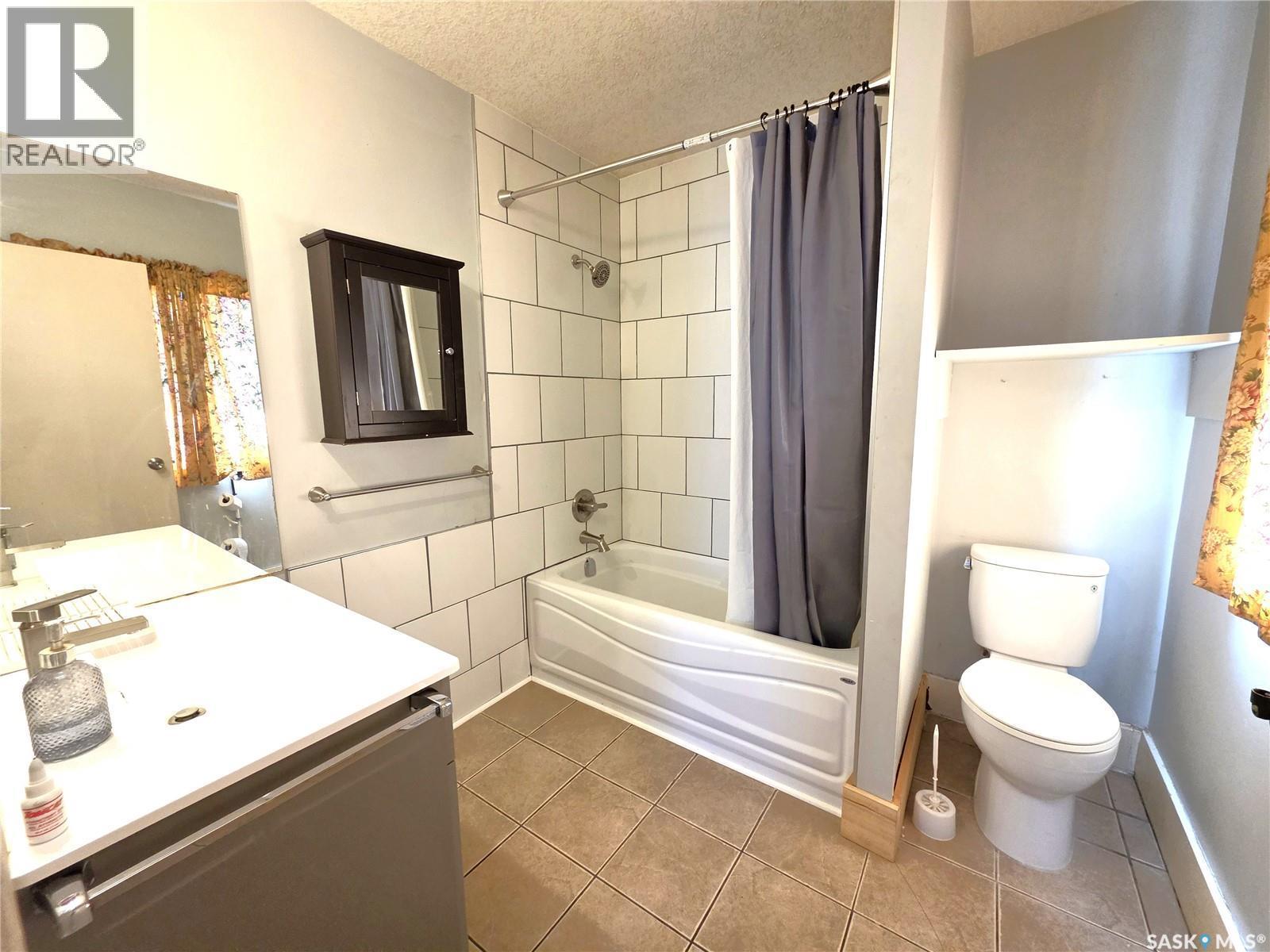 829 I Avenue N, Saskatoon, SK - Indoor Photo Showing Bathroom