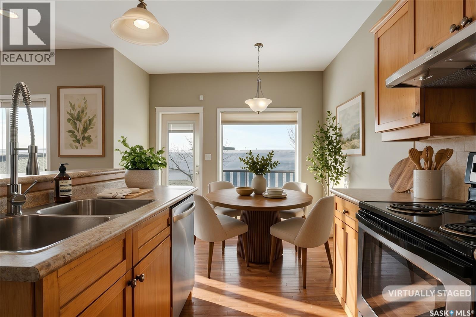 607 Beckett Crescent, Saskatoon, SK - Indoor Photo Showing Kitchen With Double Sink
