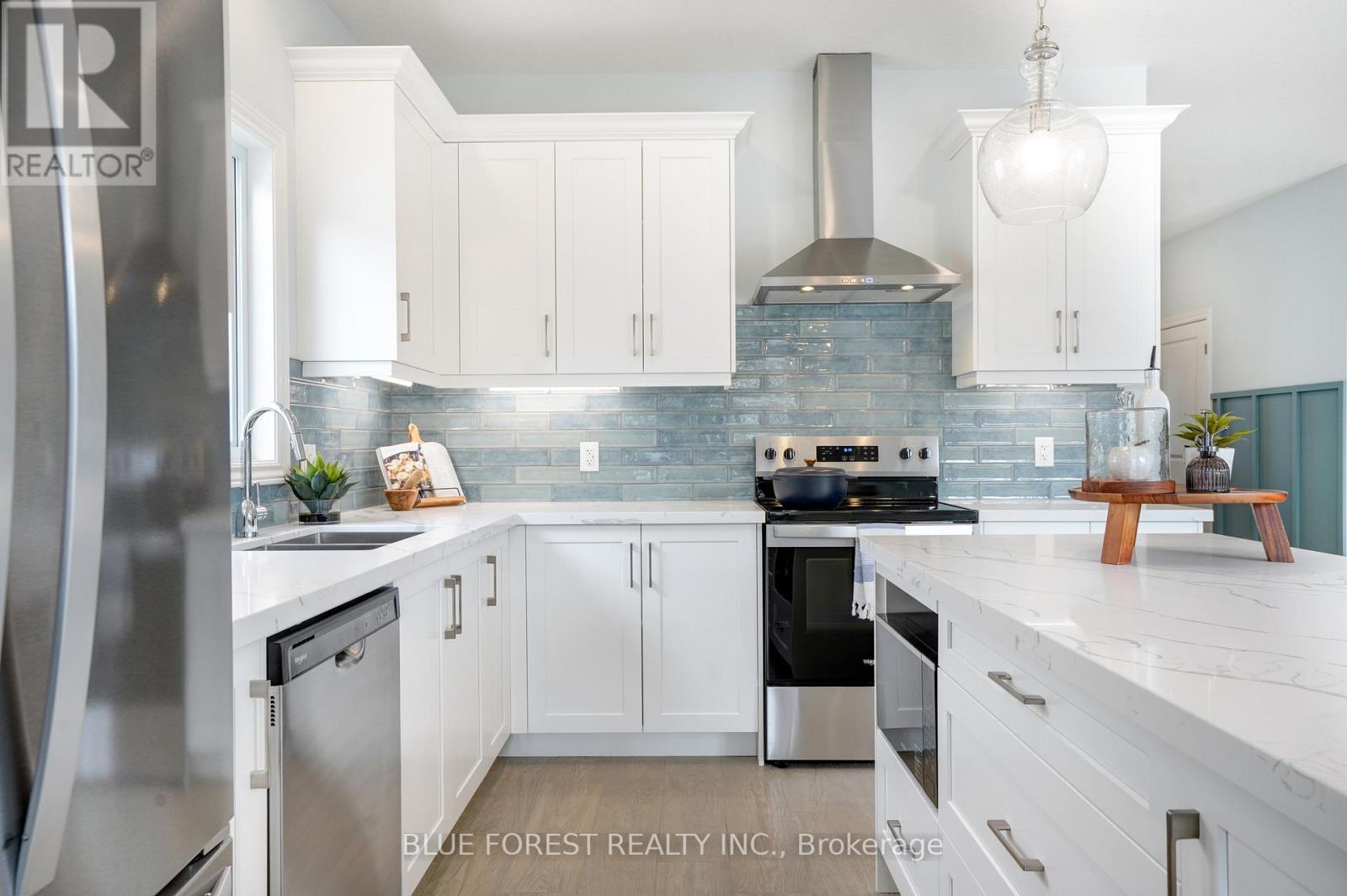 25 Harbour Way, Central Elgin (Port Stanley), ON - Indoor Photo Showing Kitchen With Double Sink With Upgraded Kitchen