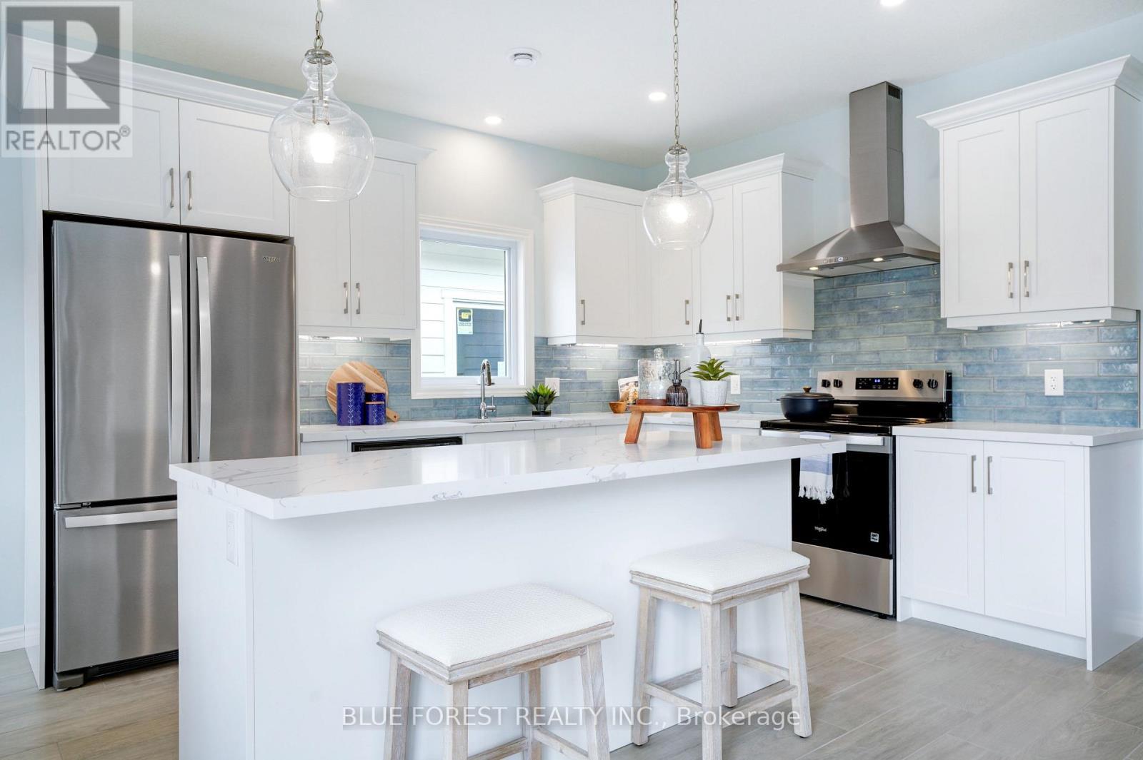 25 Harbour Way, Central Elgin (Port Stanley), ON - Indoor Photo Showing Kitchen With Upgraded Kitchen