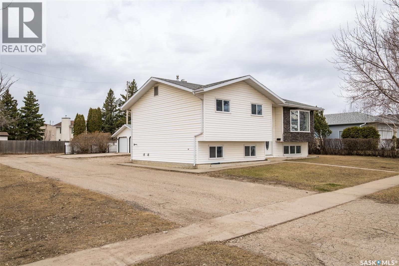 3367 15Th Avenue E, Prince Albert, SK - Outdoor