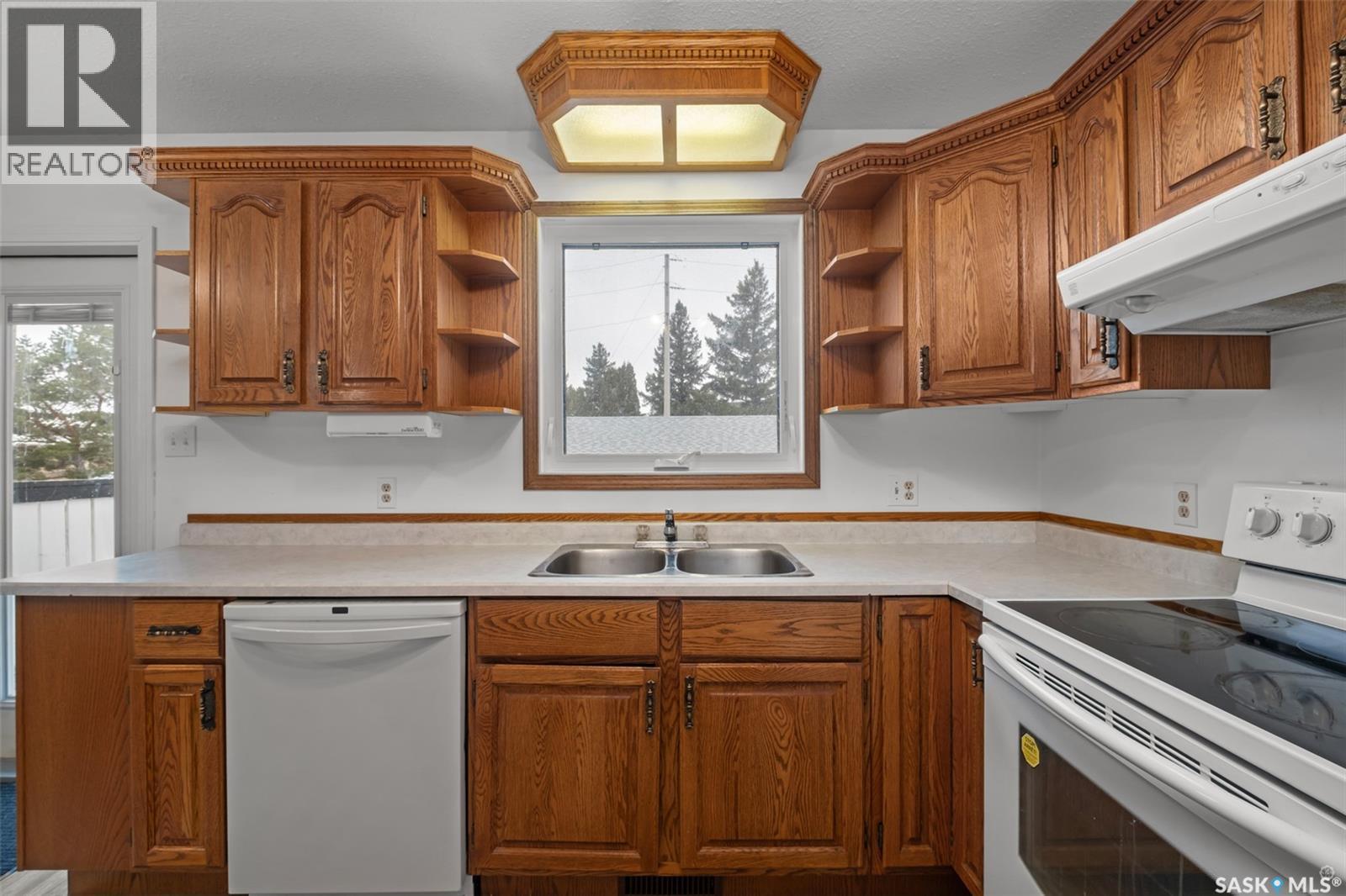 3367 15Th Avenue E, Prince Albert, SK - Indoor Photo Showing Kitchen With Double Sink