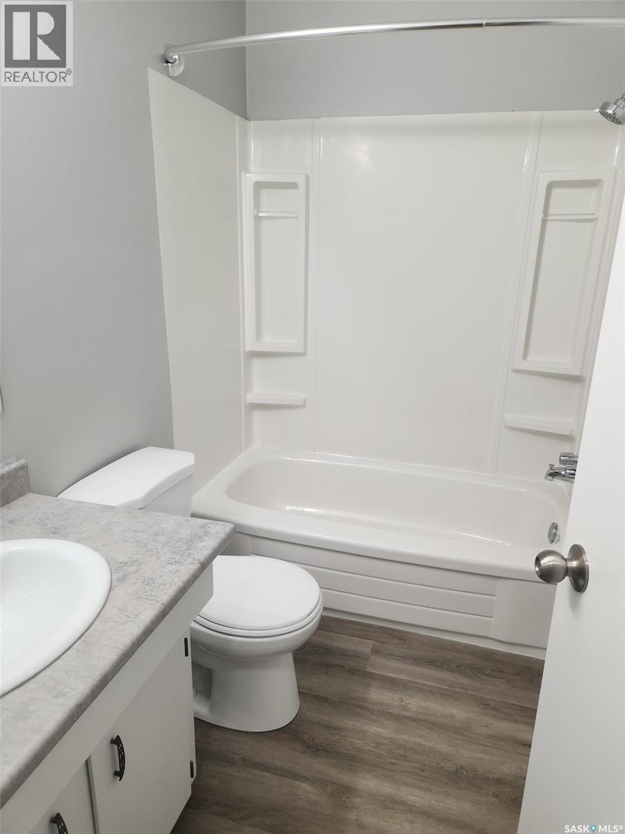 3615-3617 Fairlight Drive, Saskatoon, SK - Indoor Photo Showing Bathroom