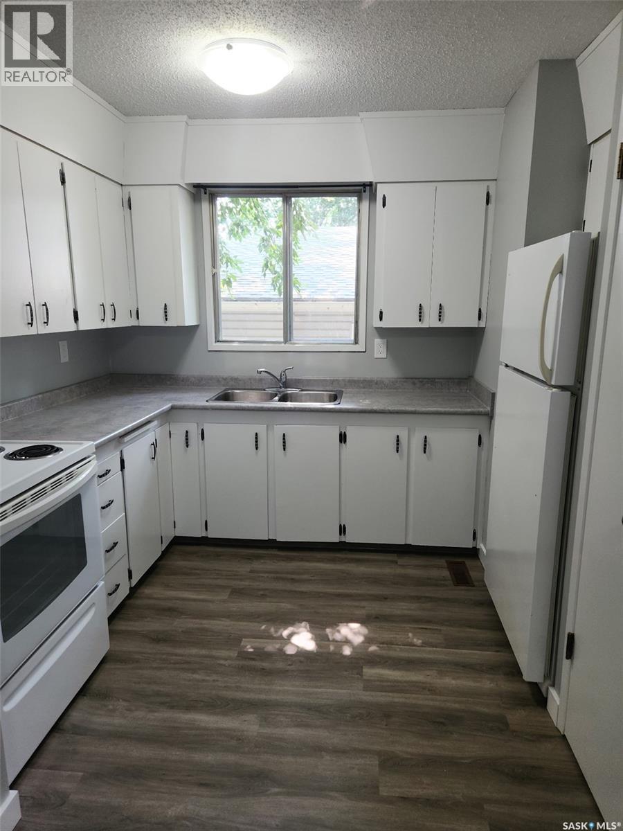 3615-3617 Fairlight Drive, Saskatoon, SK - Indoor Photo Showing Kitchen With Double Sink