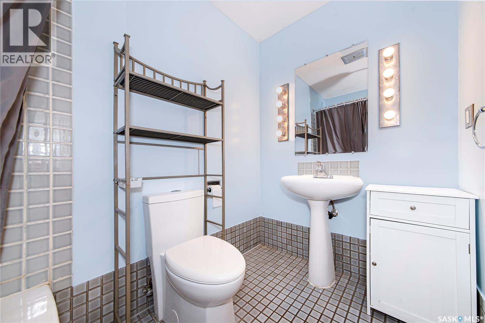 3024 14Th Street E, Saskatoon, SK - Indoor Photo Showing Bathroom