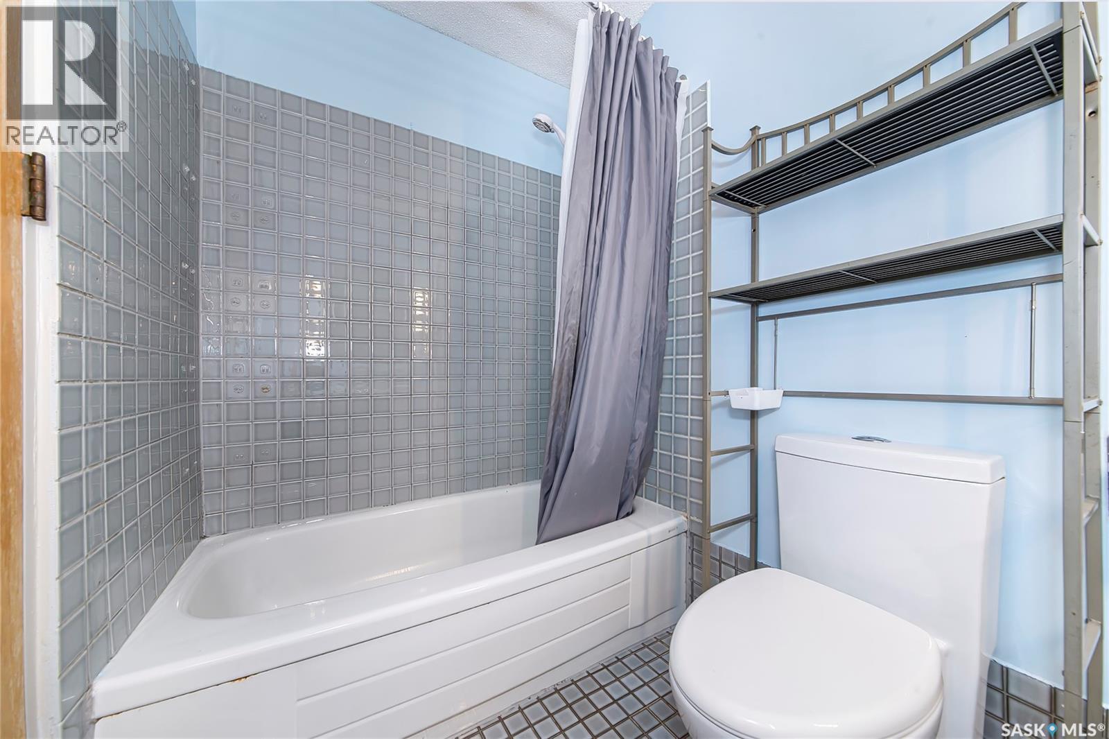 3024 14Th Street E, Saskatoon, SK - Indoor Photo Showing Bathroom