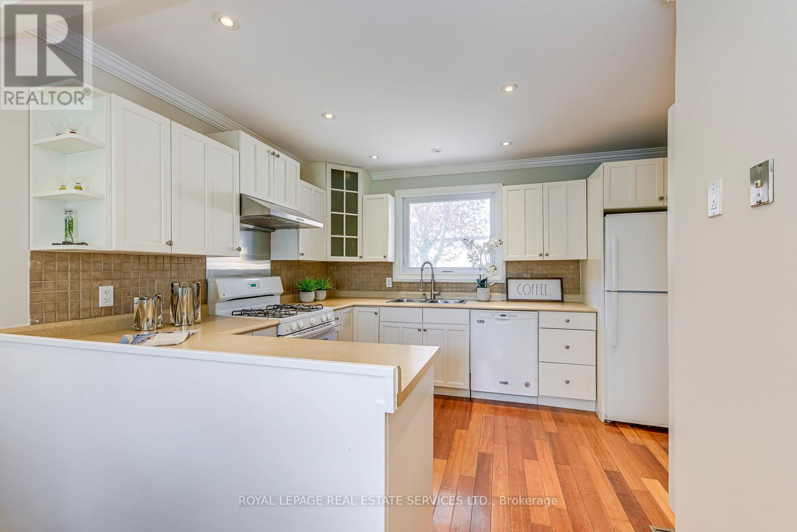 3125 Centennial Drive, Burlington, ON - Indoor Photo Showing Kitchen With Double Sink