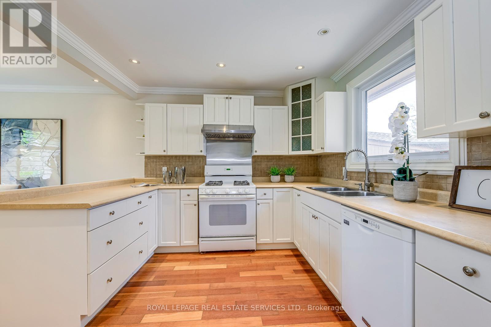 3125 Centennial Drive, Burlington, ON - Indoor Photo Showing Kitchen With Double Sink