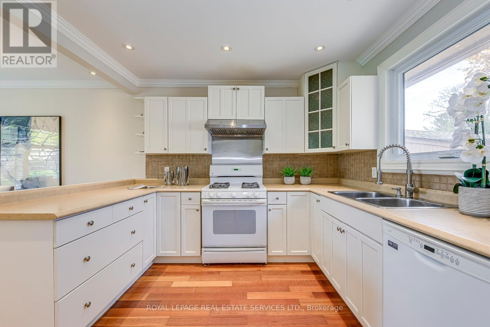 3125 Centennial Drive, Burlington, ON - Indoor Photo Showing Kitchen With Double Sink
