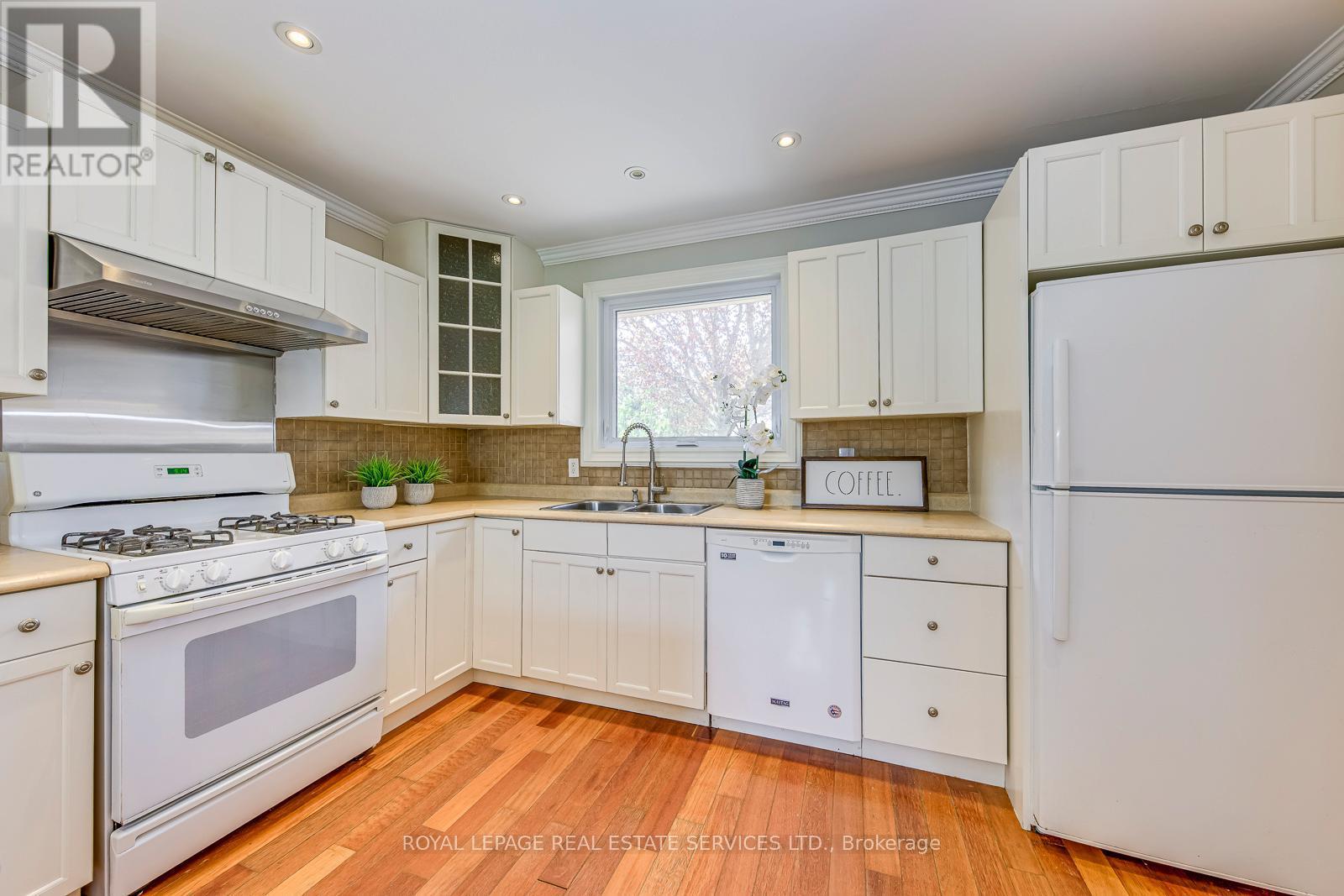 3125 Centennial Drive, Burlington, ON - Indoor Photo Showing Kitchen With Double Sink