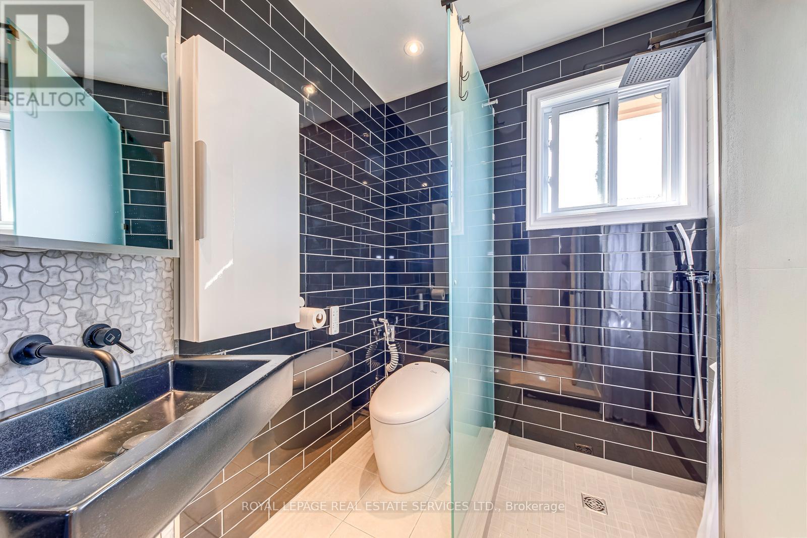 3125 Centennial Drive, Burlington, ON - Indoor Photo Showing Bathroom