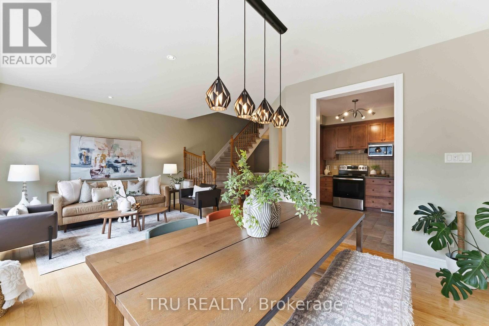449 Celtic Ridge Crescent, Ottawa, ON - Indoor Photo Showing Living Room