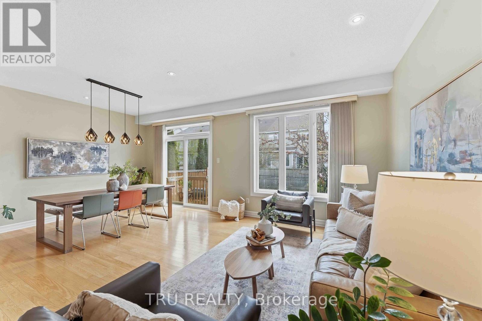 449 Celtic Ridge Crescent, Ottawa, ON - Indoor Photo Showing Living Room