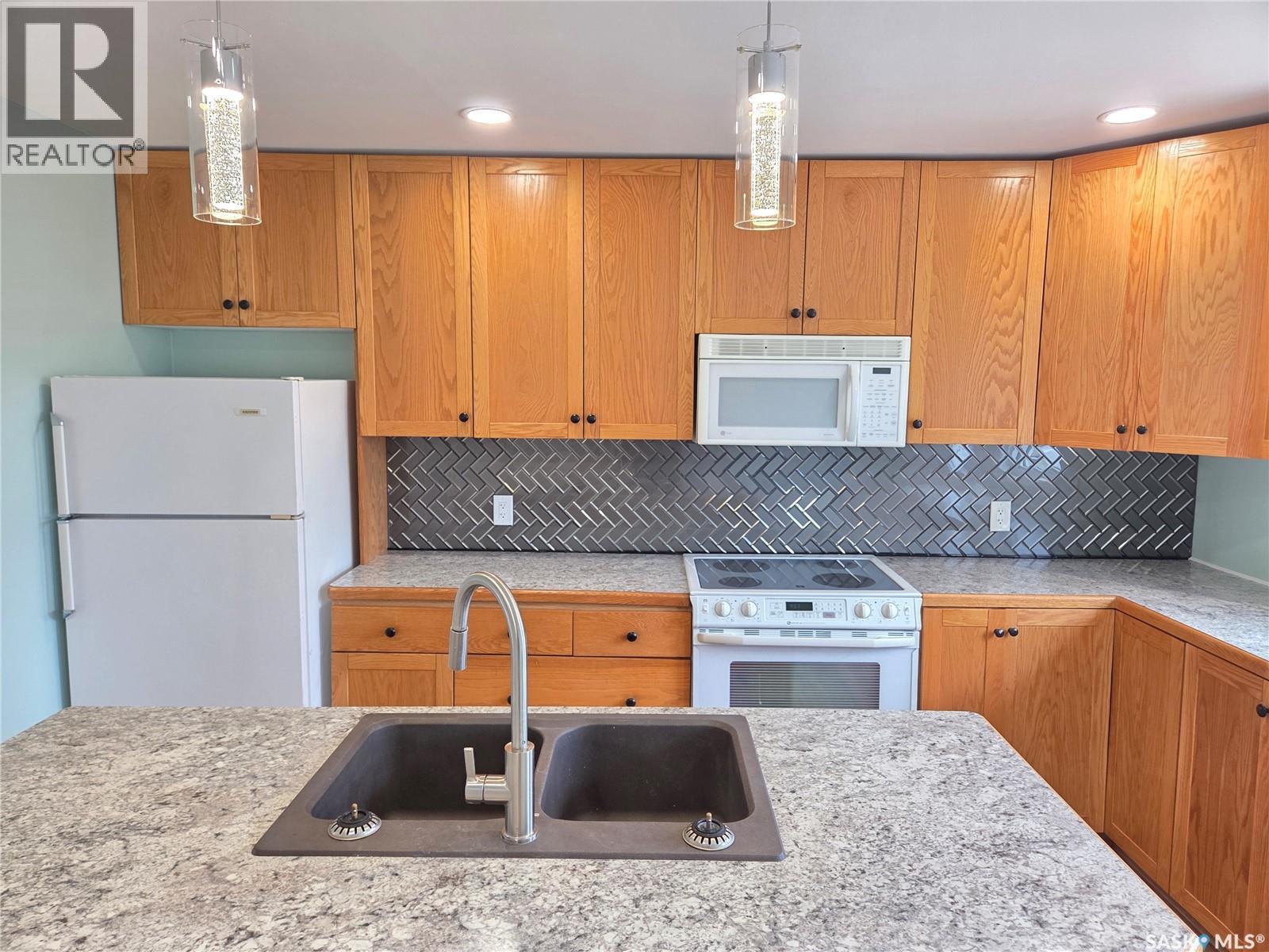 25 Rhodes Street, Redvers, SK - Indoor Photo Showing Kitchen With Double Sink
