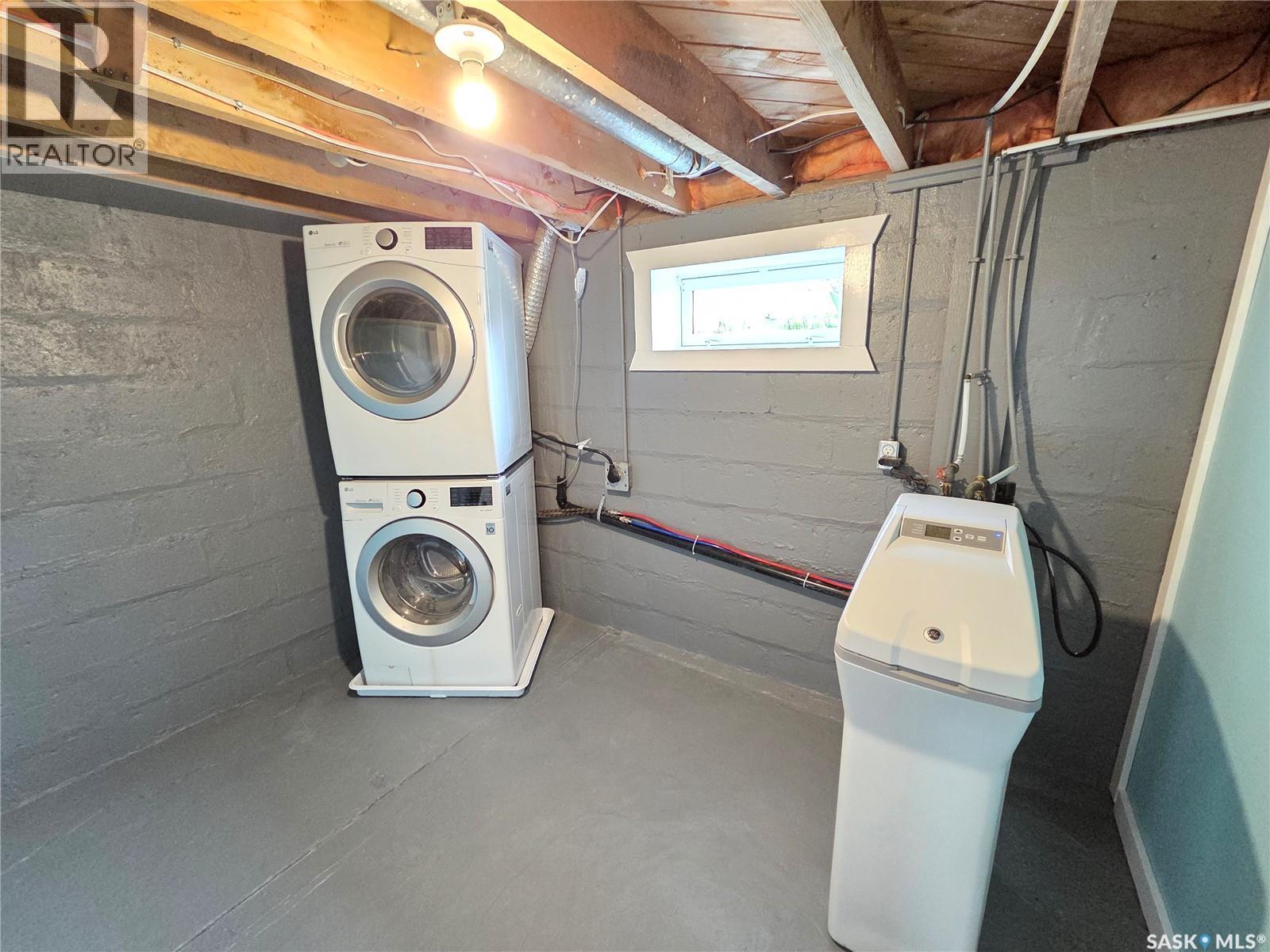 25 Rhodes Street, Redvers, SK - Indoor Photo Showing Laundry Room