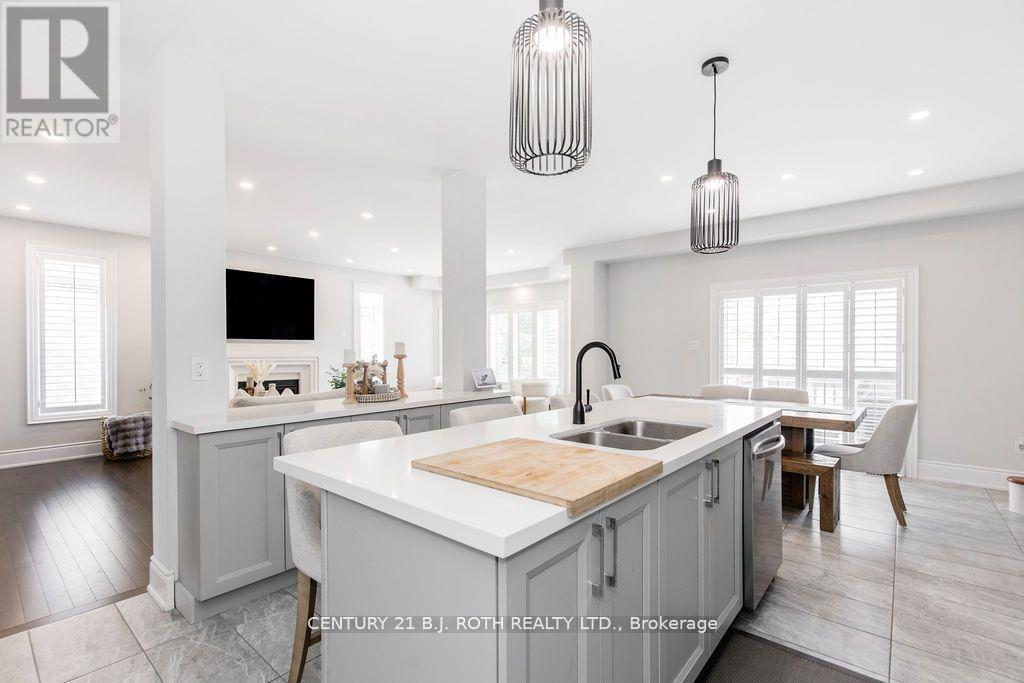 20 Westminster Circle, Barrie, ON - Indoor Photo Showing Kitchen With Double Sink