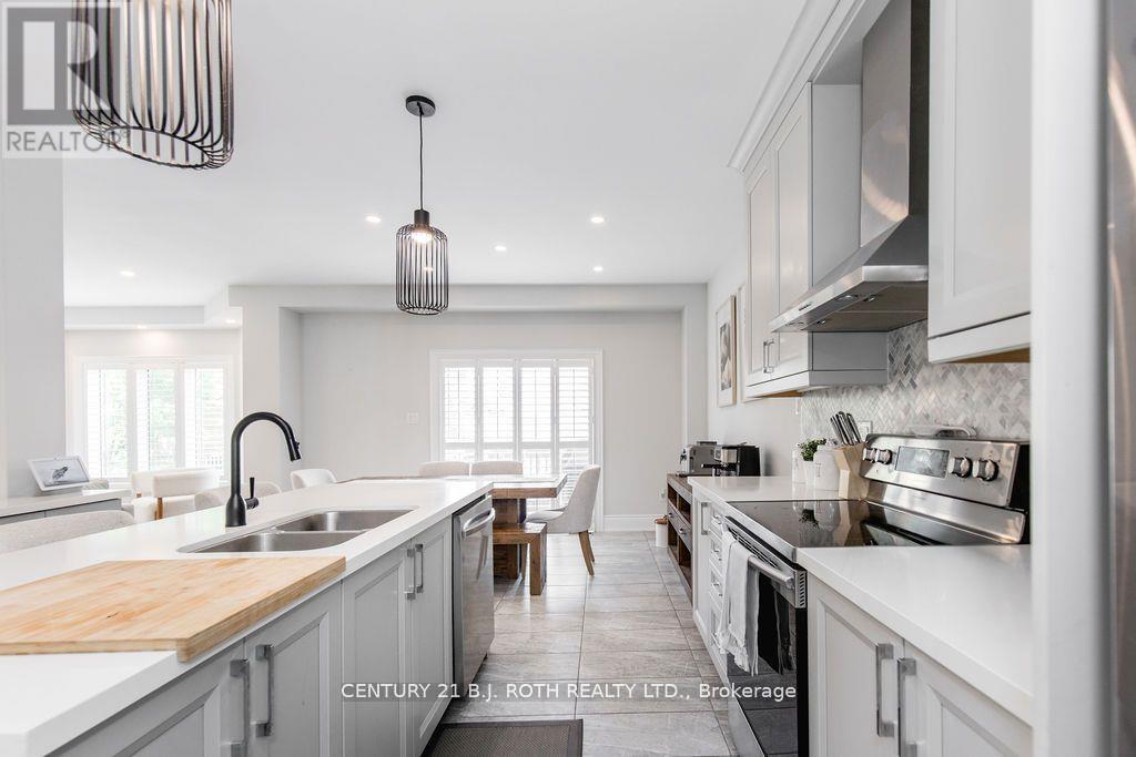 20 Westminster Circle, Barrie, ON - Indoor Photo Showing Kitchen With Double Sink With Upgraded Kitchen