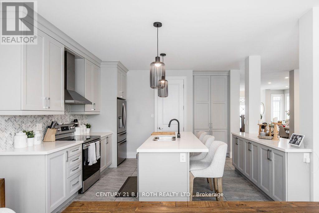 20 Westminster Circle, Barrie, ON - Indoor Photo Showing Kitchen With Double Sink With Upgraded Kitchen