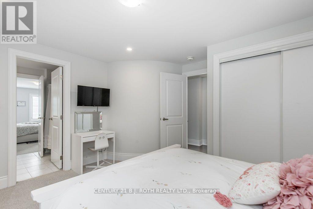 20 Westminster Circle, Barrie, ON - Indoor Photo Showing Bedroom