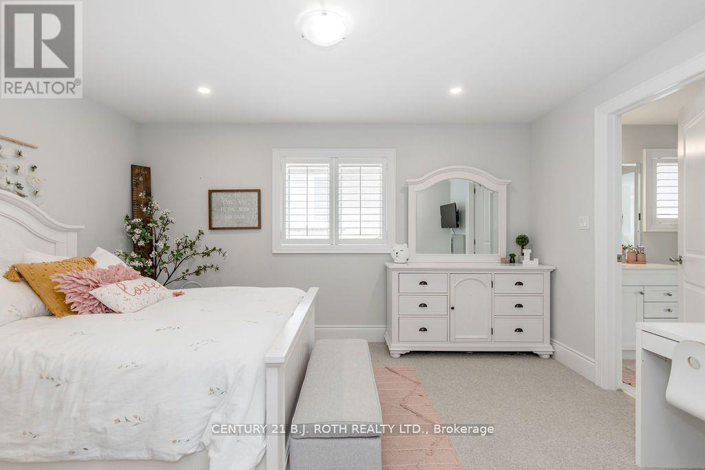 20 Westminster Circle, Barrie, ON - Indoor Photo Showing Bedroom