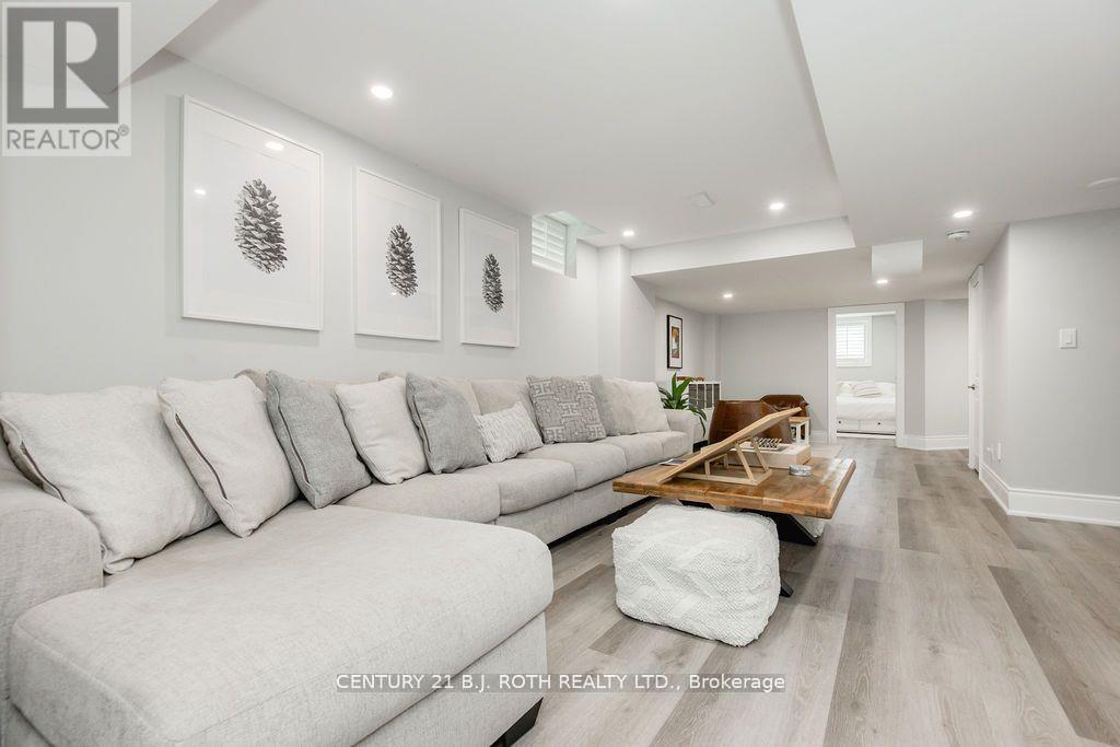 20 Westminster Circle, Barrie, ON - Indoor Photo Showing Living Room