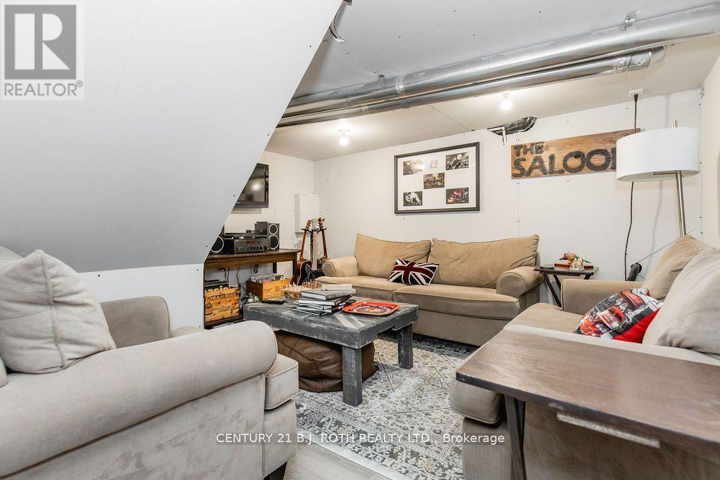20 Westminster Circle, Barrie, ON - Indoor Photo Showing Living Room