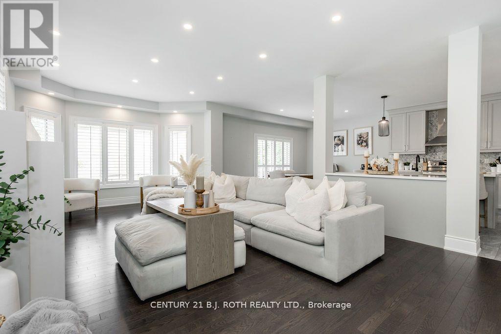 20 Westminster Circle, Barrie, ON - Indoor Photo Showing Living Room
