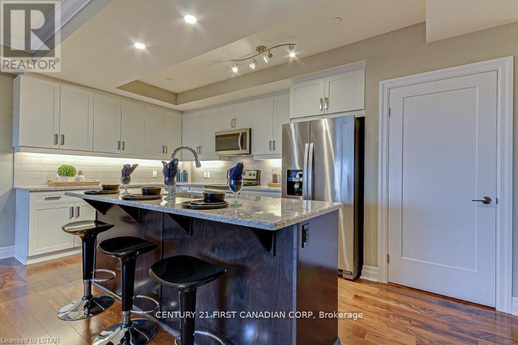 709 - 505 Talbot Street, London East (East F), ON - Indoor Photo Showing Kitchen With Double Sink With Upgraded Kitchen