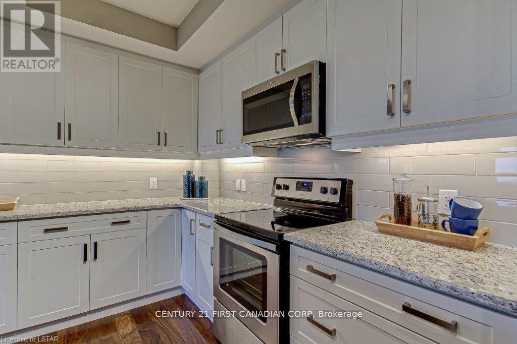 709 - 505 Talbot Street, London East (East F), ON - Indoor Photo Showing Kitchen With Upgraded Kitchen