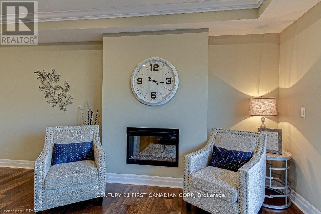 709 - 505 Talbot Street, London East (East F), ON - Indoor Photo Showing Living Room With Fireplace