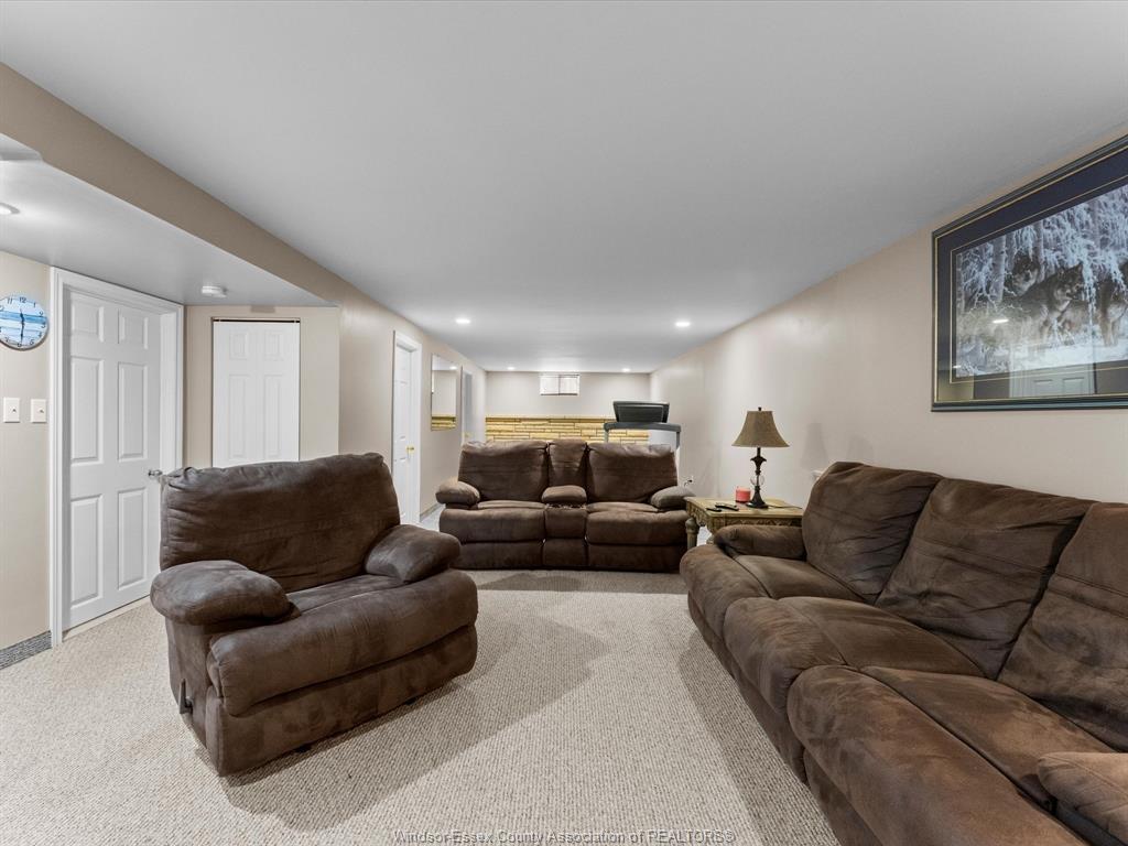 5835 Canada, Lasalle, ON