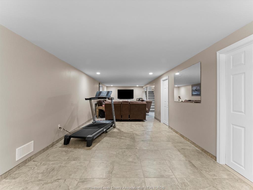 5835 Canada, Lasalle, ON