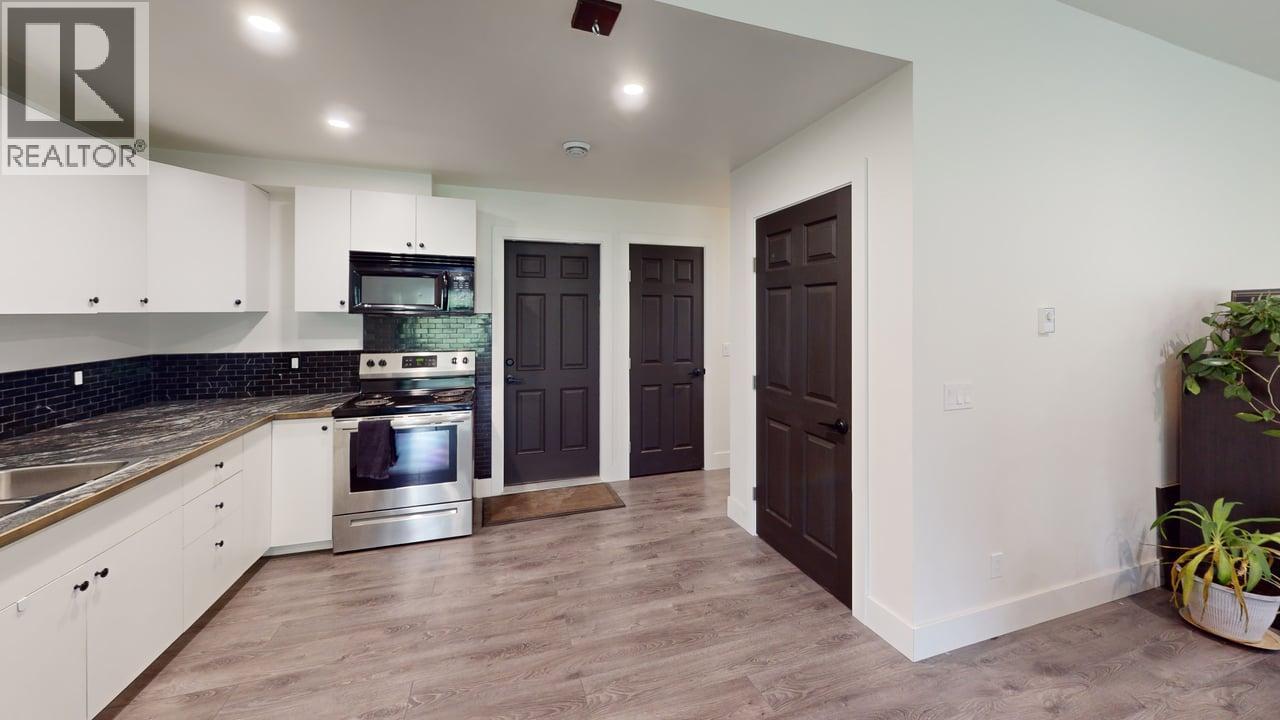 Suite Kitchen - 2552 Sandstone Mews, Invermere, BC