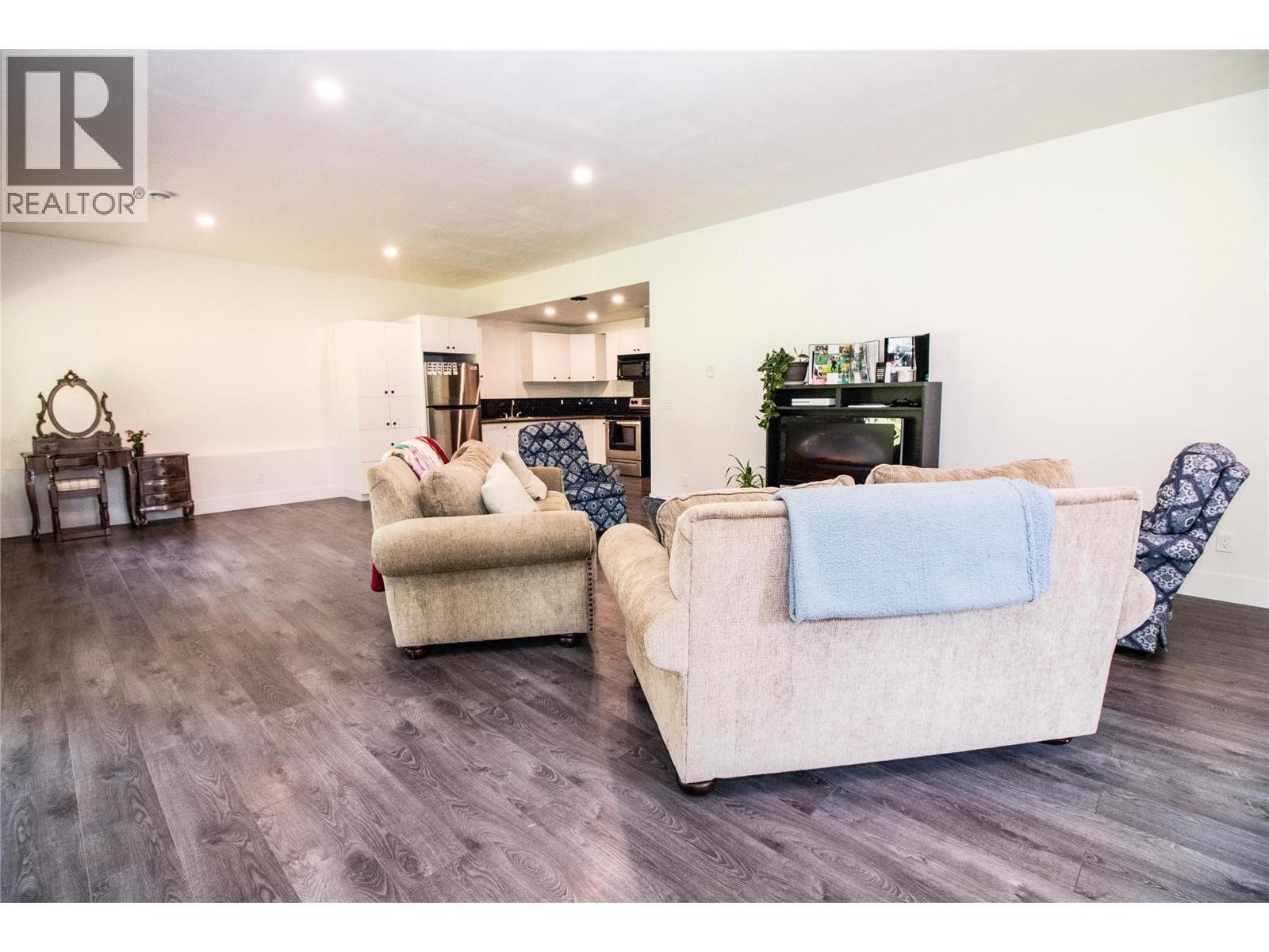 Suite Family Room - 2552 Sandstone Mews, Invermere, BC