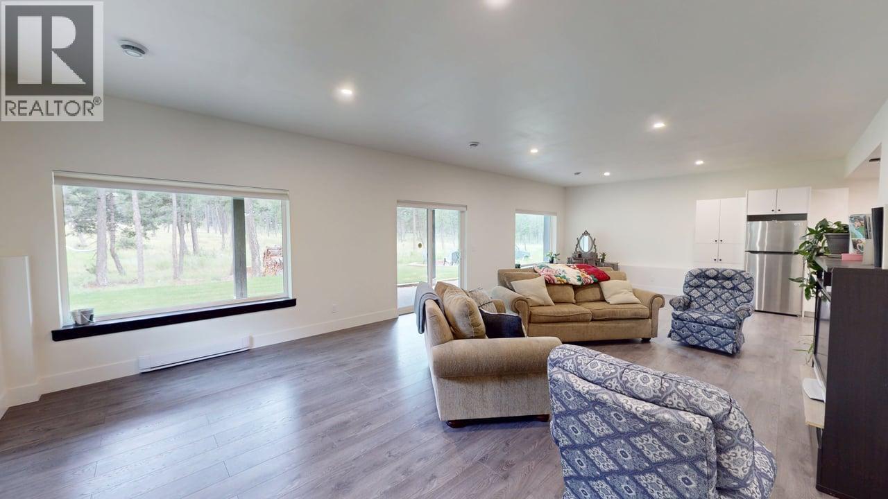 Suite Family Room - 2552 Sandstone Mews, Invermere, BC
