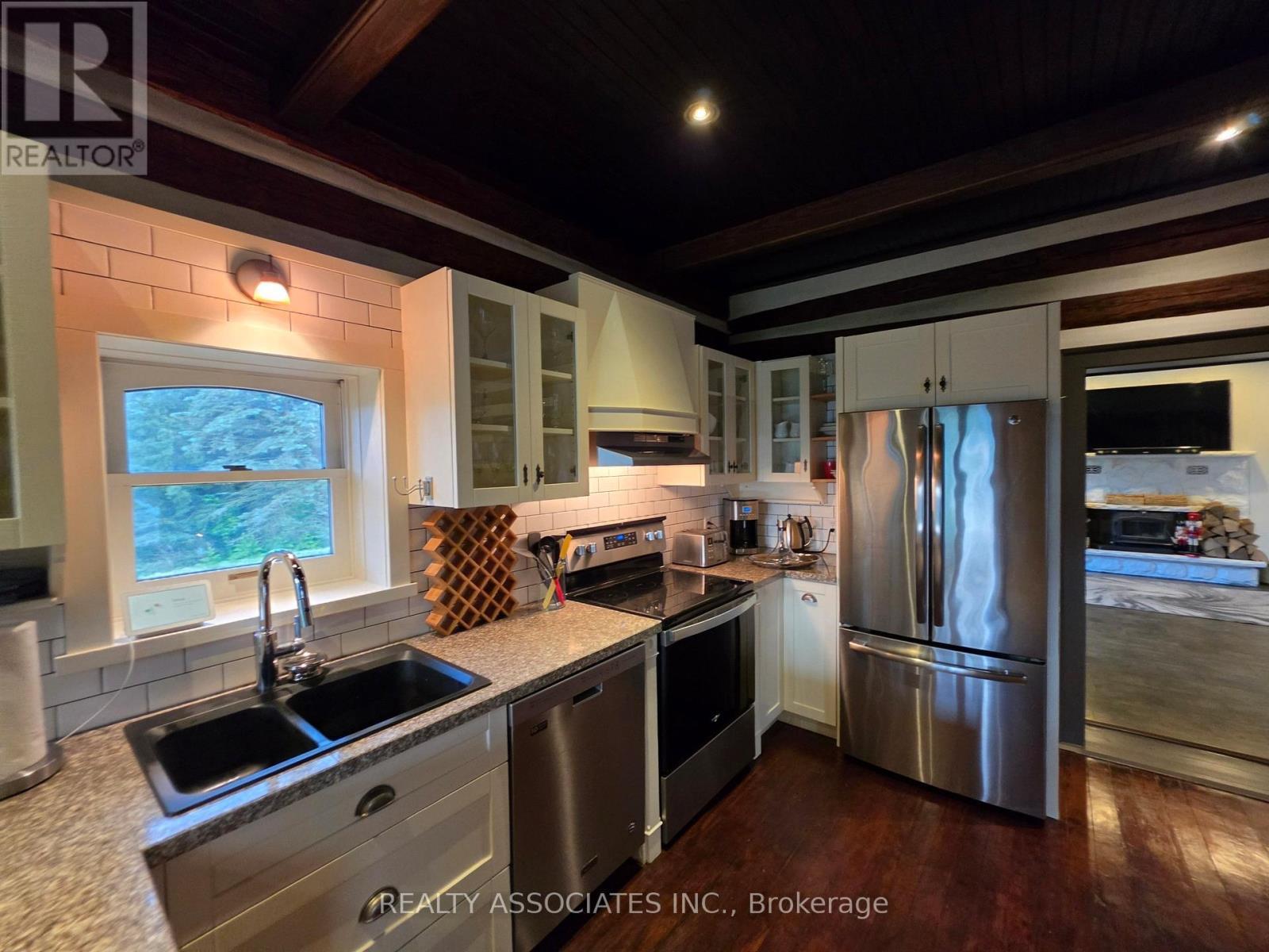 486289 30Th Side Road, Mono, ON - Indoor Photo Showing Kitchen With Double Sink