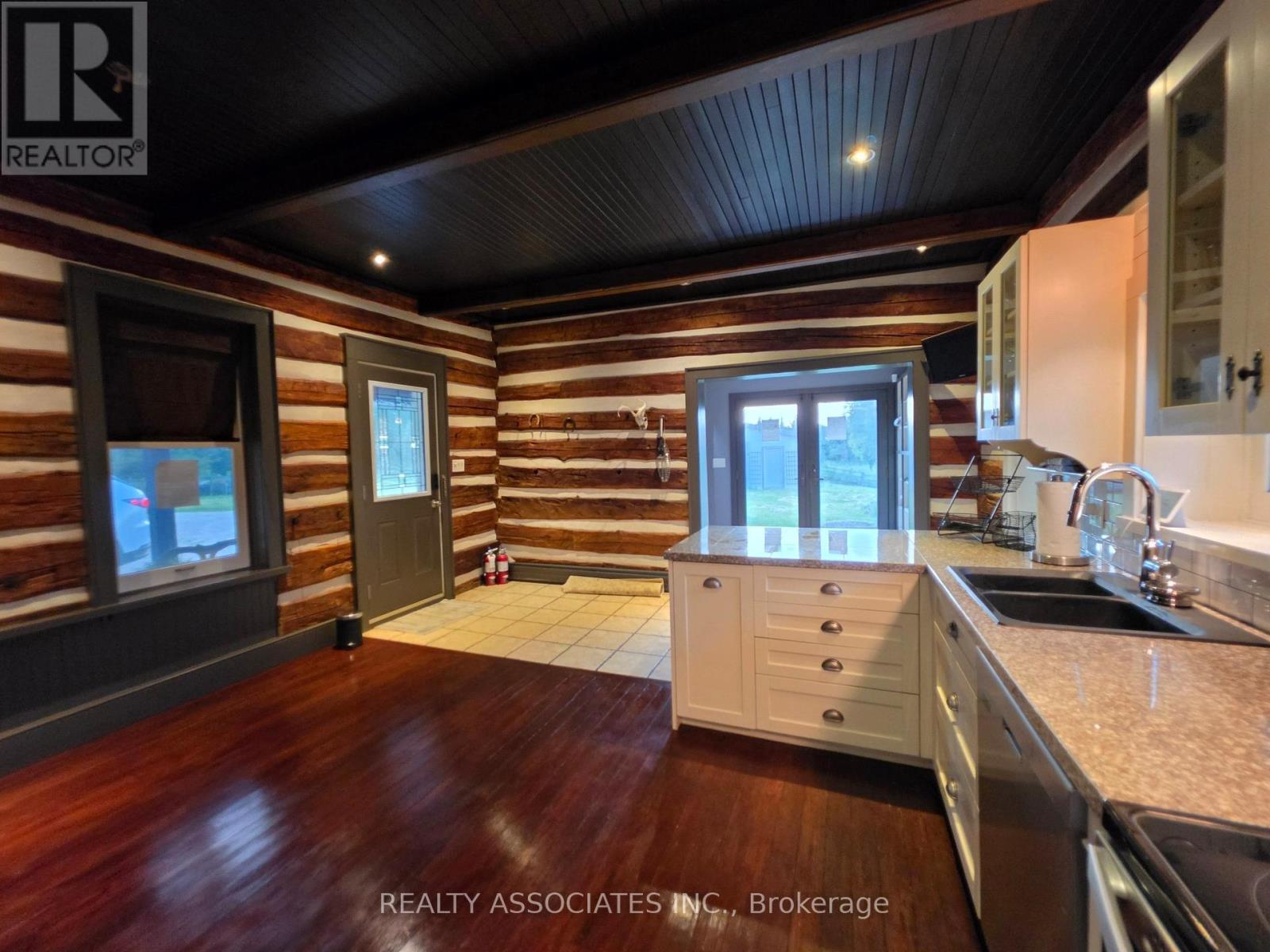 486289 30Th Side Road, Mono, ON - Indoor Photo Showing Kitchen With Double Sink