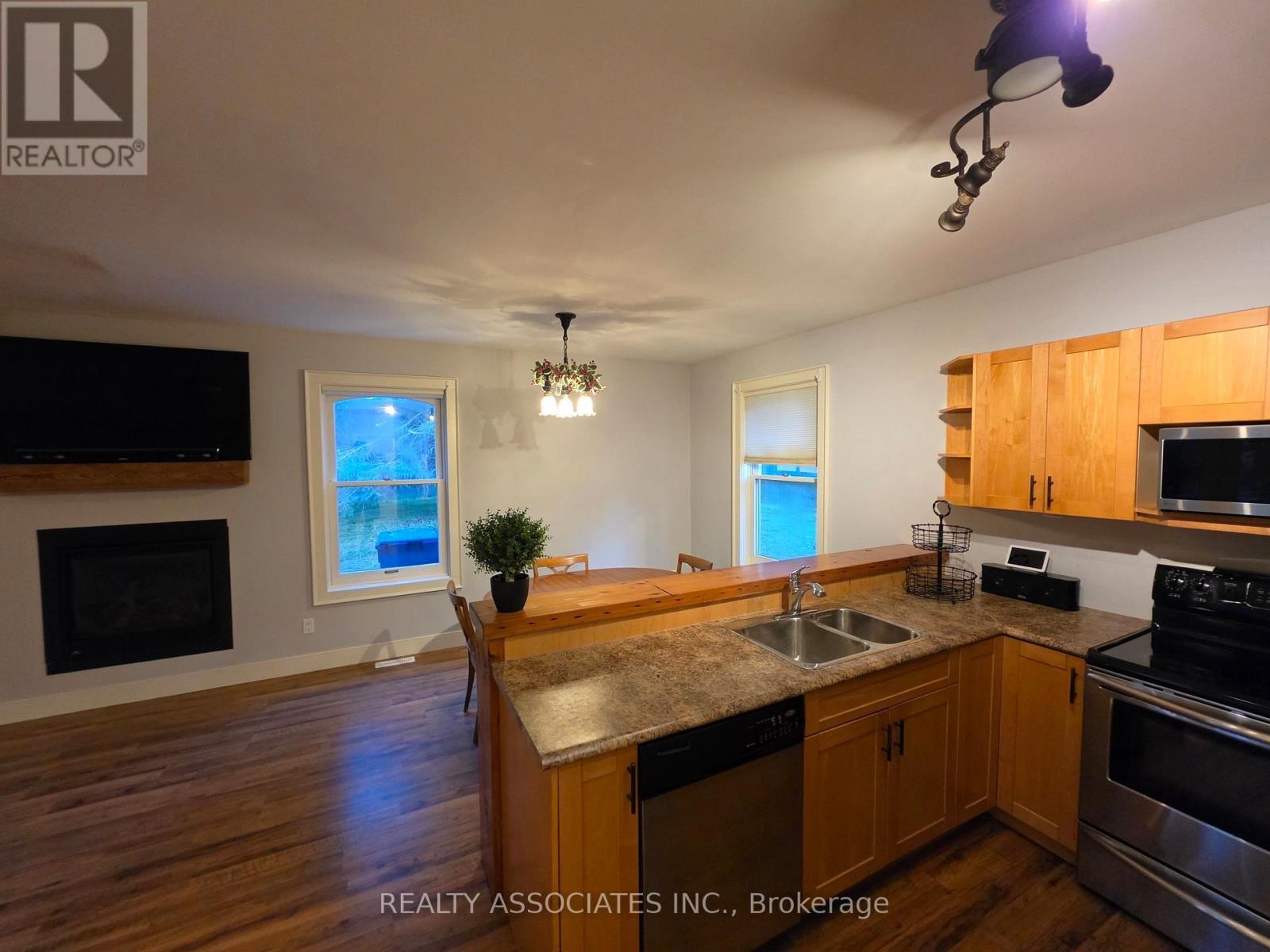486289 30Th Side Road, Mono, ON - Indoor Photo Showing Kitchen With Double Sink