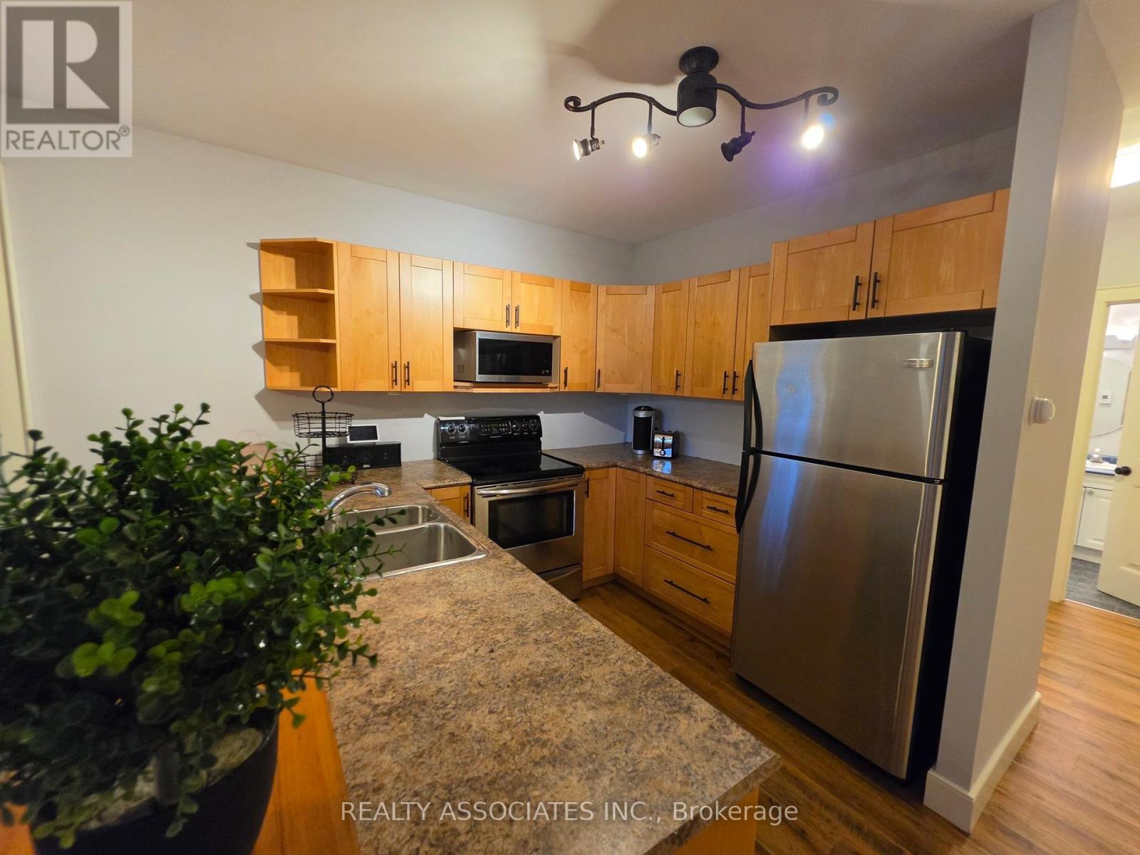 486289 30Th Side Road, Mono, ON - Indoor Photo Showing Kitchen With Double Sink
