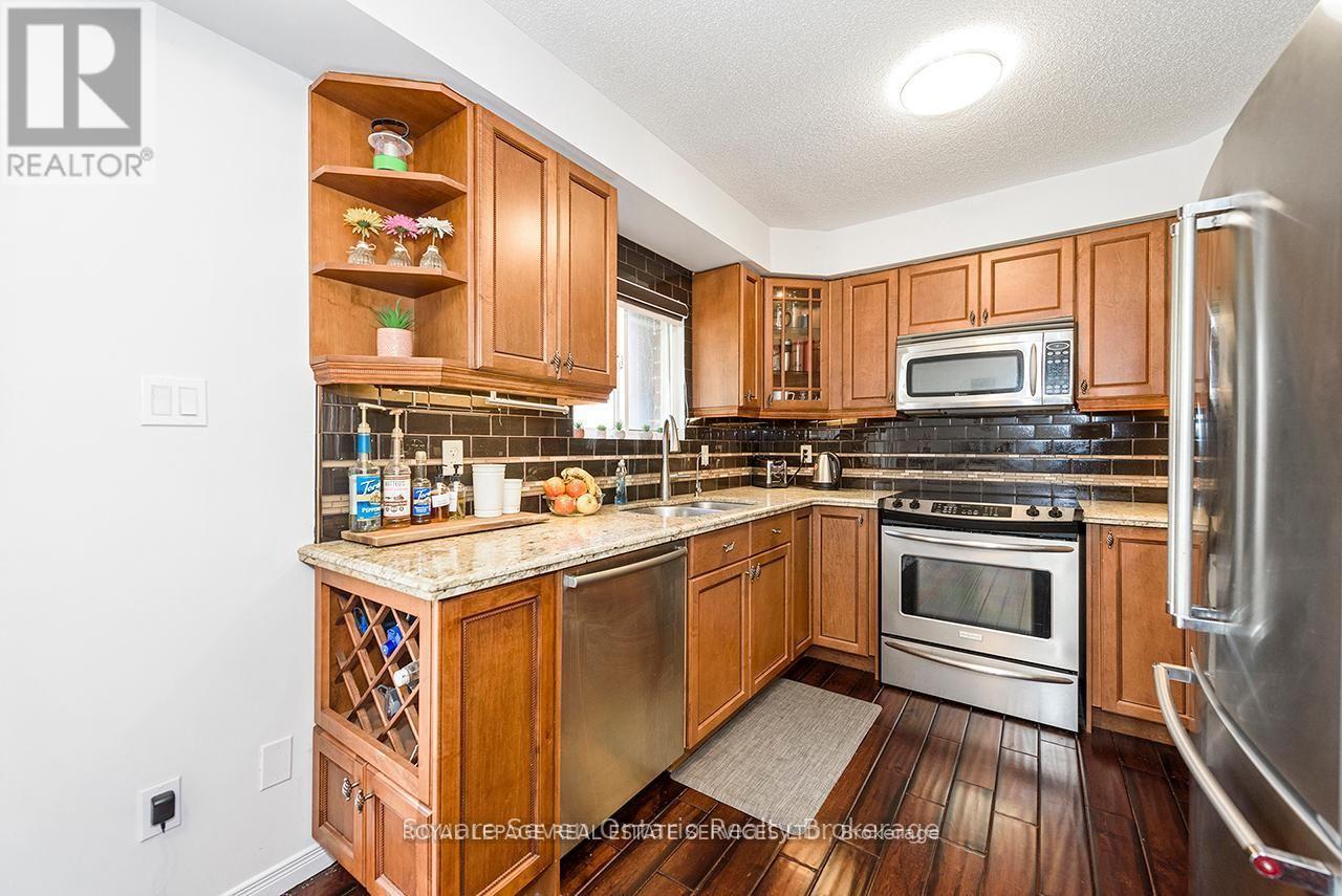 635 Commonwealth Crescent, Kitchener, ON - Indoor Photo Showing Kitchen With Stainless Steel Kitchen