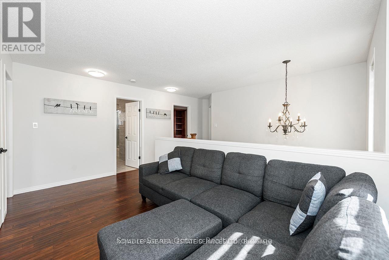 635 Commonwealth Crescent, Kitchener, ON - Indoor Photo Showing Living Room
