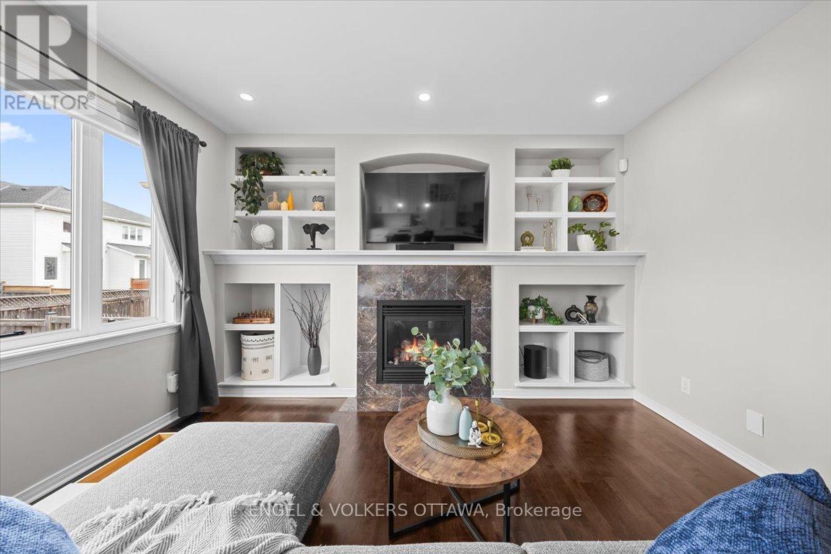 Living Room - 220 Harthill Way, Ottawa, ON