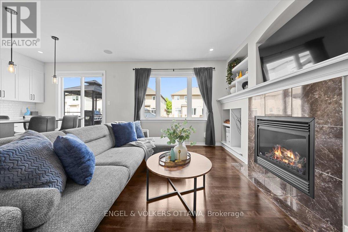 Living Room - 220 Harthill Way, Ottawa, ON