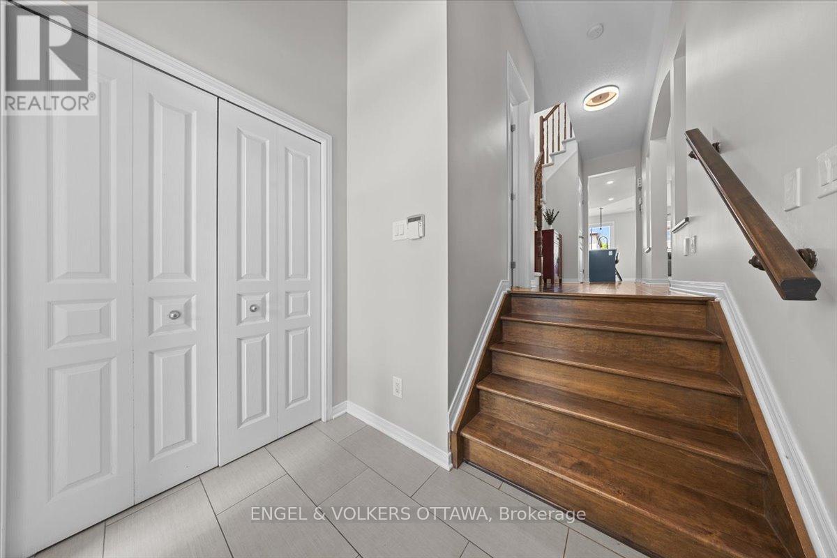 Foyer - 220 Harthill Way, Ottawa, ON