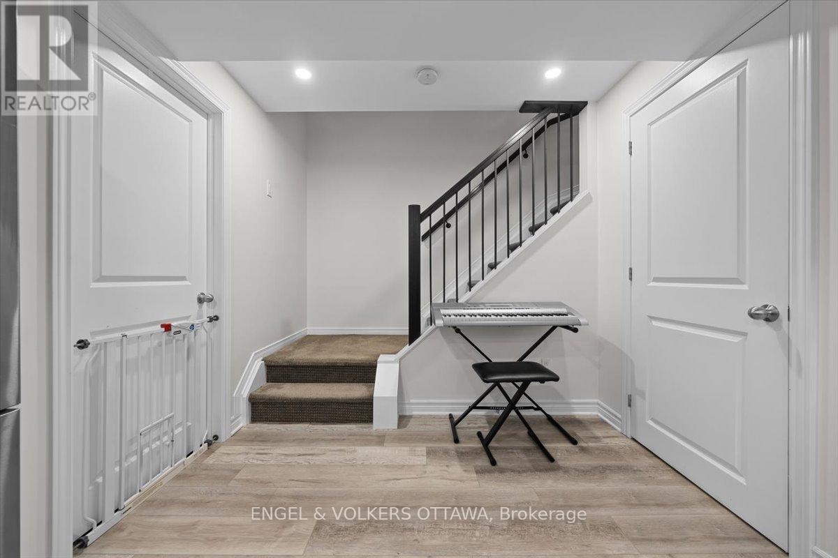 220 Harthill Way, Ottawa, ON