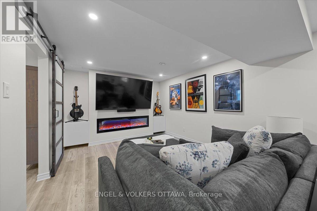 Recreation Room - 220 Harthill Way, Ottawa, ON