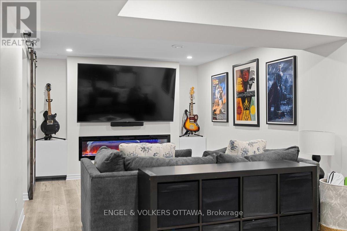 220 Harthill Way, Ottawa, ON